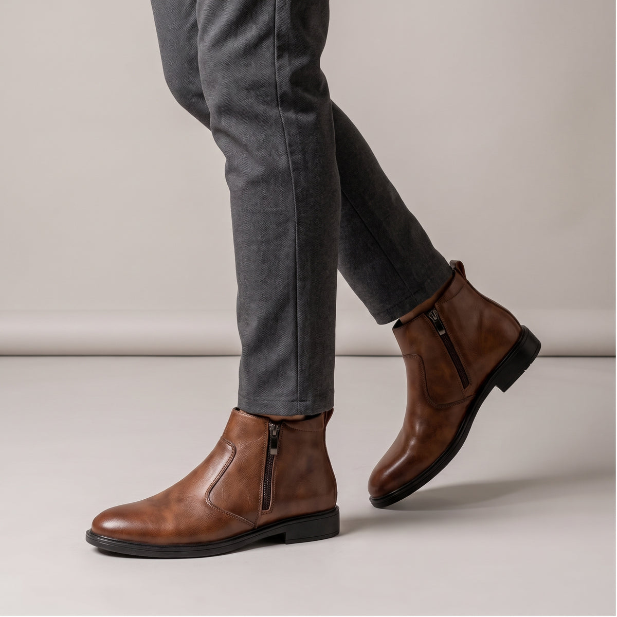 Dama Washington Kael men's leather Chelsea boots brown side zip - on foot detail