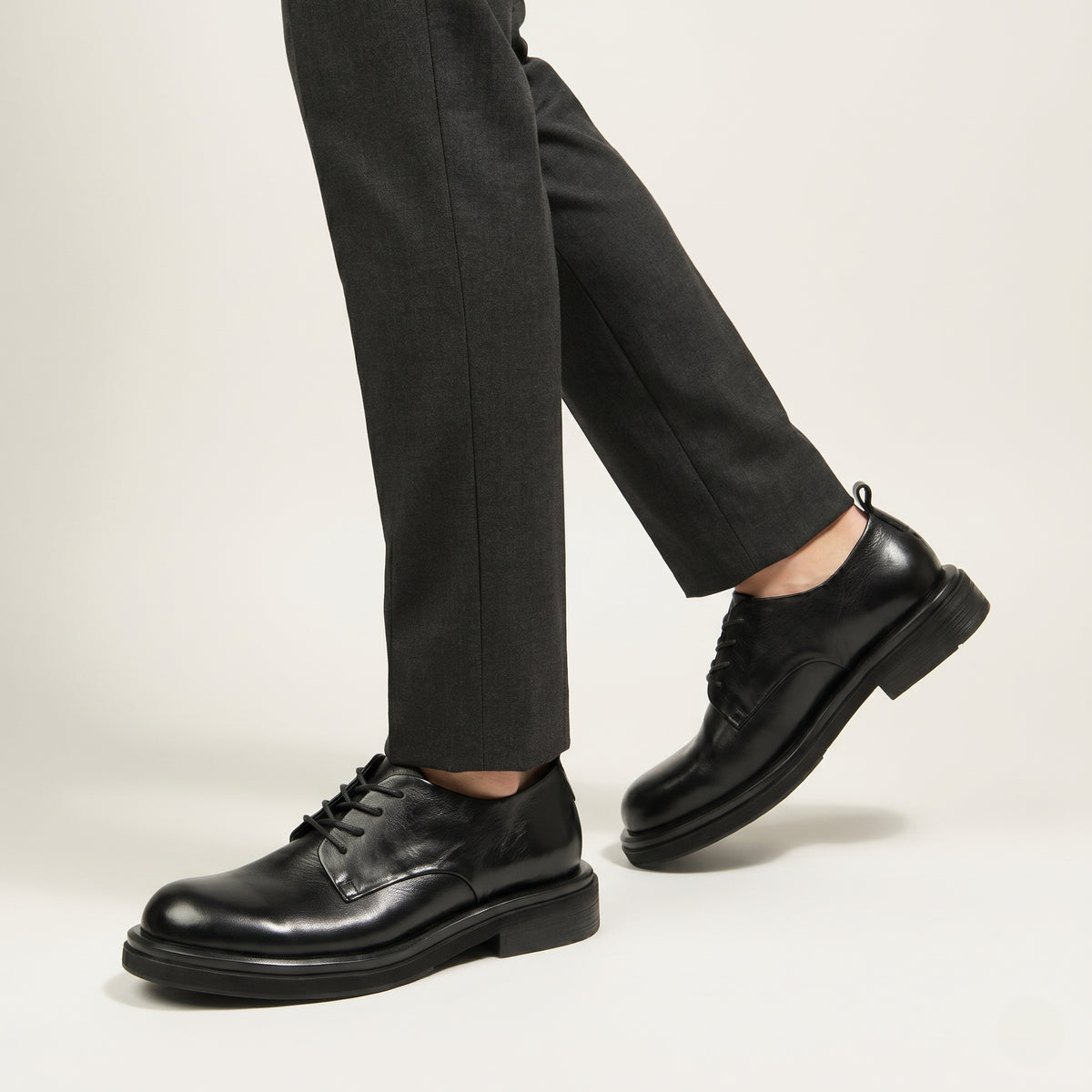 Dama Washington Axel men's leather dress shoe black lace up - on foot detail