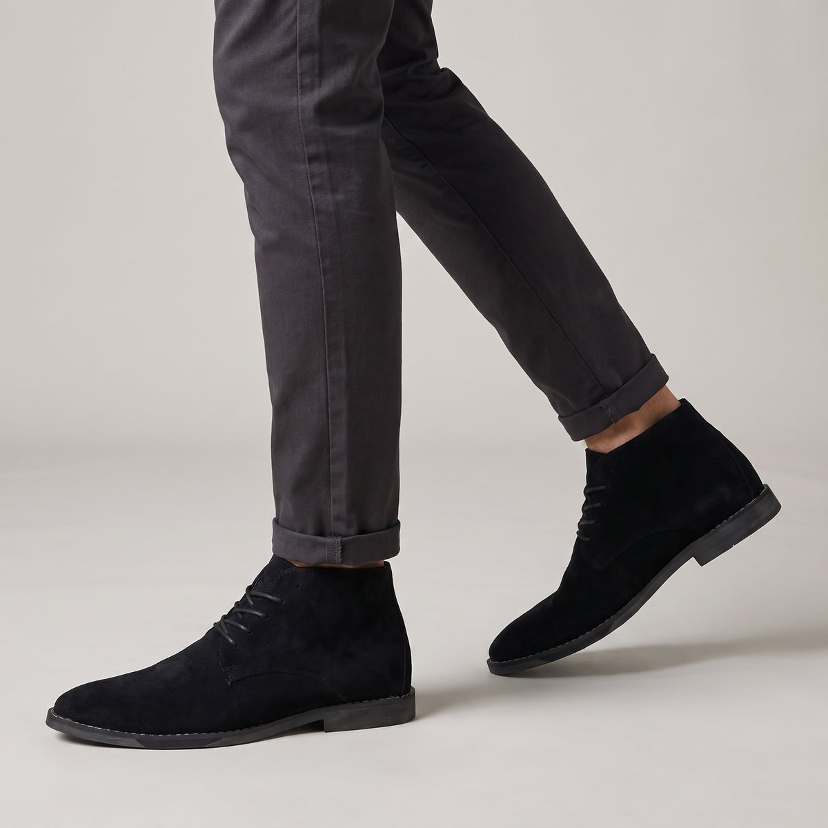 Dama Washington Jax men's suede lace up chukka boots black - on foot detail