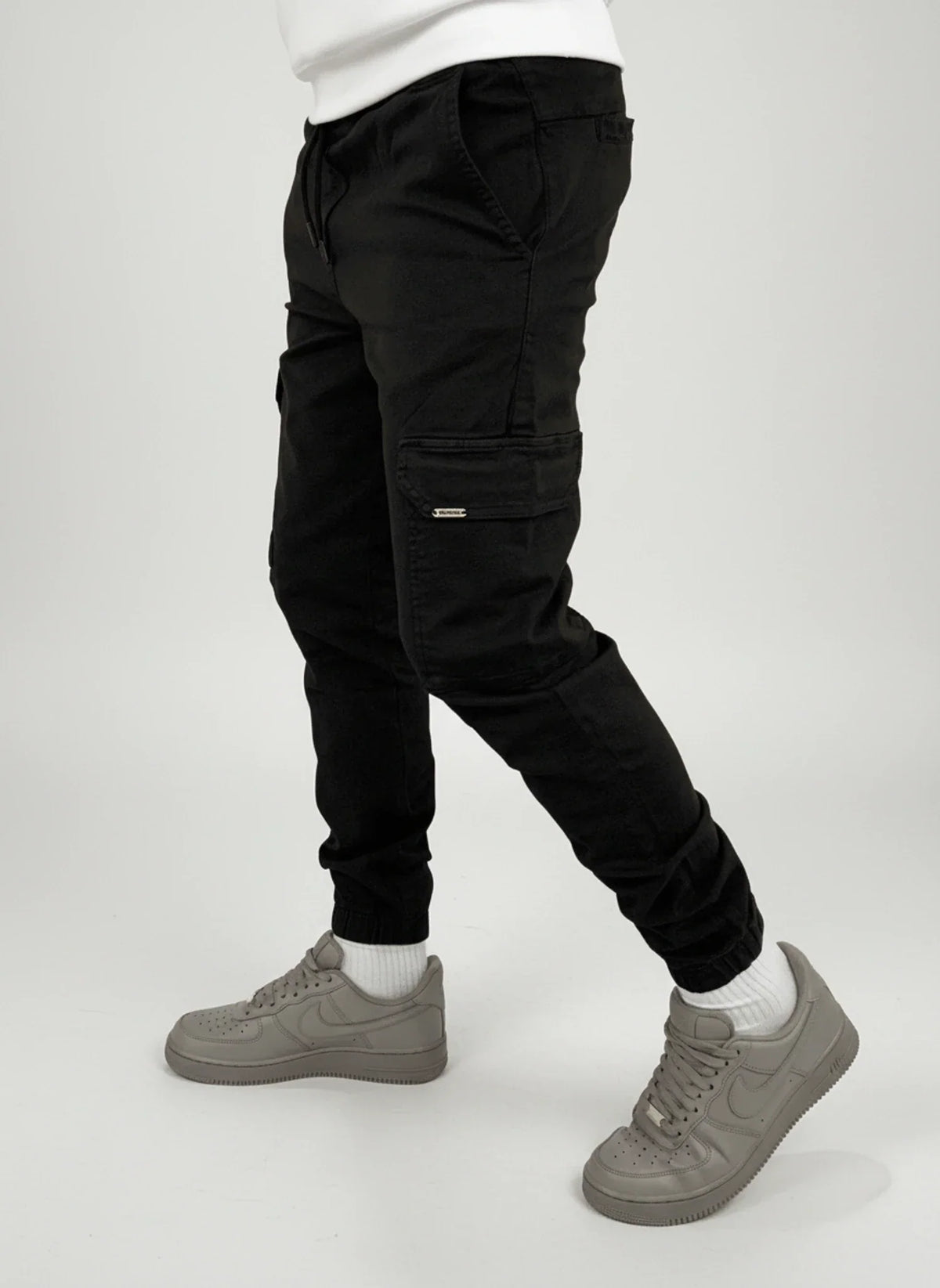 Dama Washington Axel men's cargo pants black tapered jogger style - front view